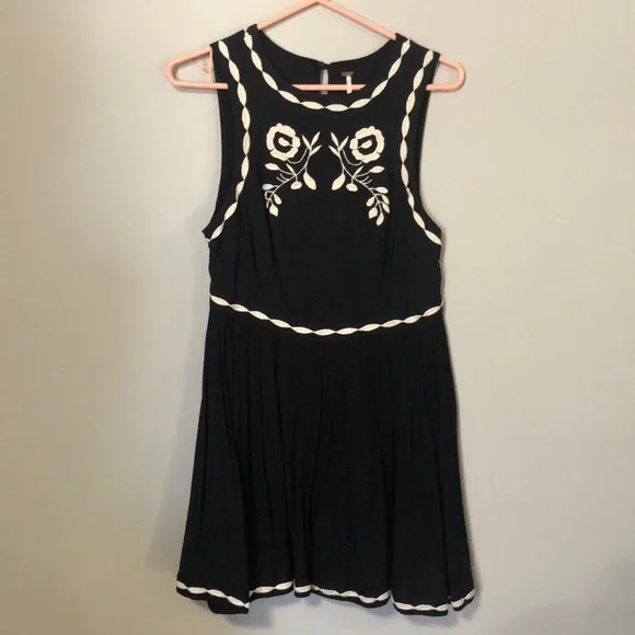 Free People Bird of a Feather embroidered Mini Dress Sz 4 boho black and white - Picture 3 of 5